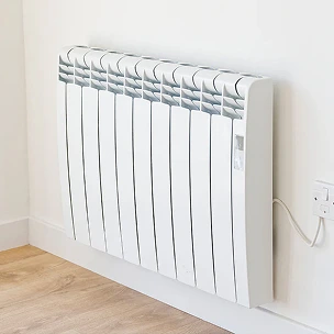 Un radiateur dans une pièce avec un sol en bois.