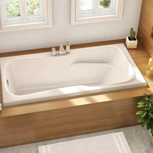 Une salle de bains avec une grande baignoire blanche à côté d'une fenêtre.