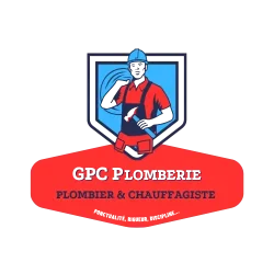 Homme_plombier_casque_bleu_marteau_dans_les_mains_avec-une-_pancarte_GPC_Plomberie_Plombier_Chauffagiste_ecriture_Logo_GPC_Plomberie_-_Plombier_et_chauffagiste_Le_Blanc-Mesnil